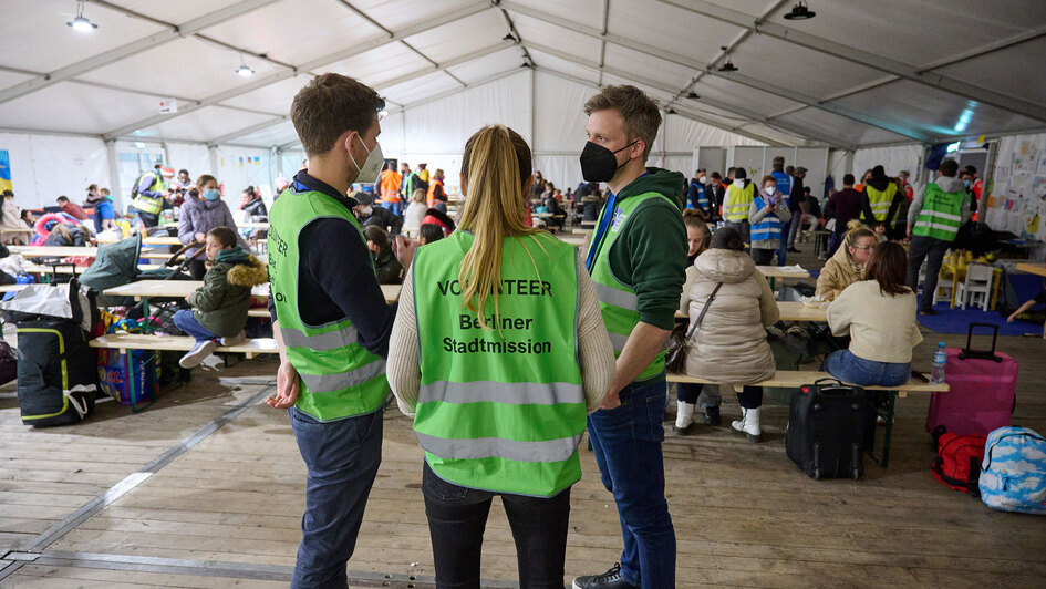 Freiwillige Helfer im Berliner Zelt für ukrainische Flüchtlinge Freiwillige Helfer im Berliner Zelt für ukrainische Flüchtlinge