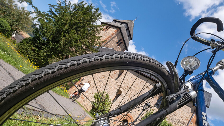 Fahrrad vor Kirche (Symbolbild) Fahrrad vor Kirche (Symbolbild)