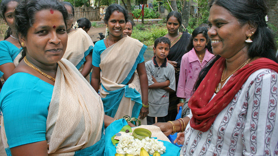 Frauen in Indien werden mit Mikrokrediten unterstützt, um auf eigenen wirtschaftlichen Füßen stehen zu können.