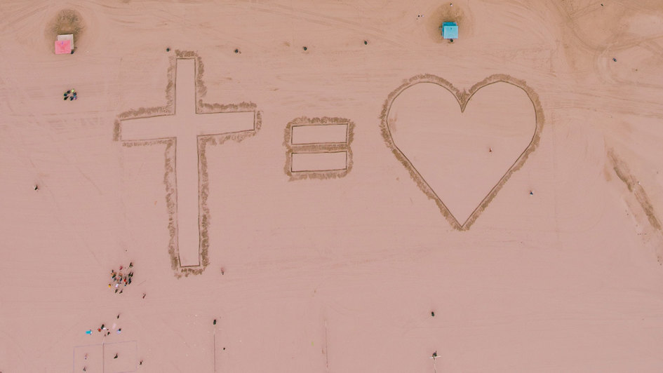 Kreuz = Herz im Sand gemalt