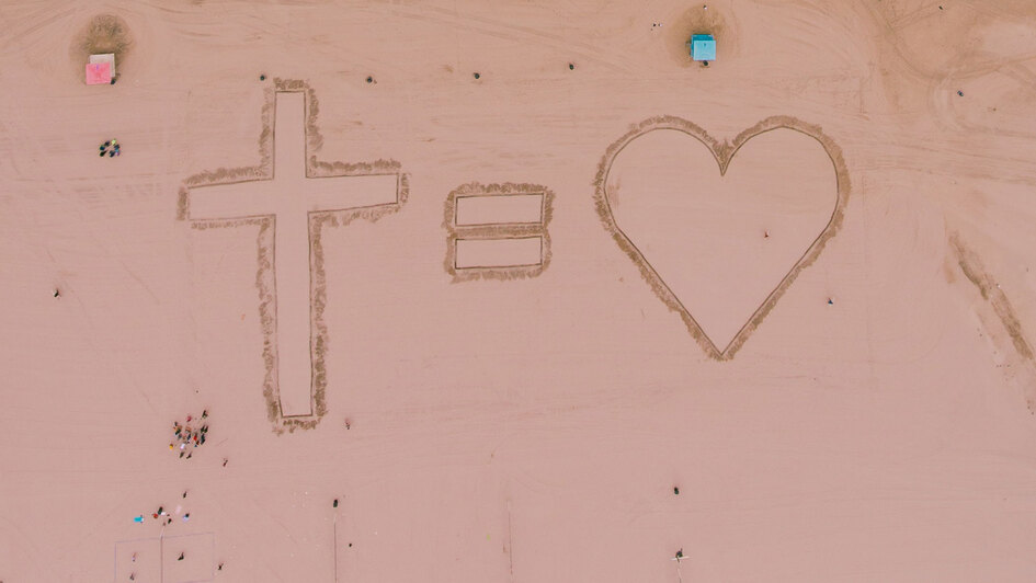 Kreuz = Herz im Sand gemalt Kreuz = Herz im Sand gemalt