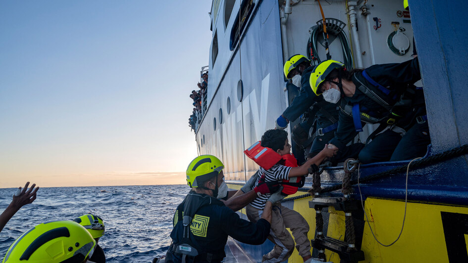 Humanity nimmt gerettete Flüchtlinge an Board Humanity nimmt gerettete Flüchtlinge an Board