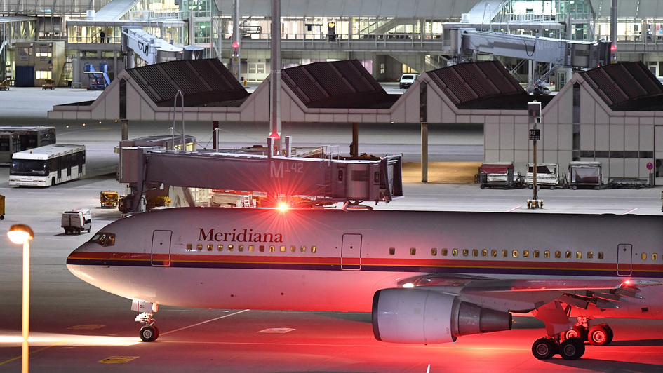 Flugzeug zur Abschiebung von Asylbewerbern auf dem Münchner Flughafen