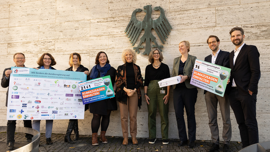 Mitglieder des Bündnisses übergeben die Klima-Petition im Bundestag