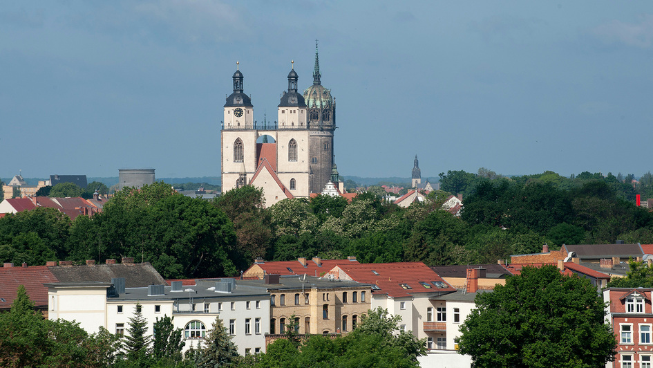Blick auf die Stadt- und Schloßkirche in Witten berg Blick auf die Stadt- und Schloßkirche in Witten berg