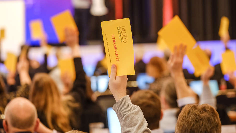 Gelbe Stimmkarten im Plenum