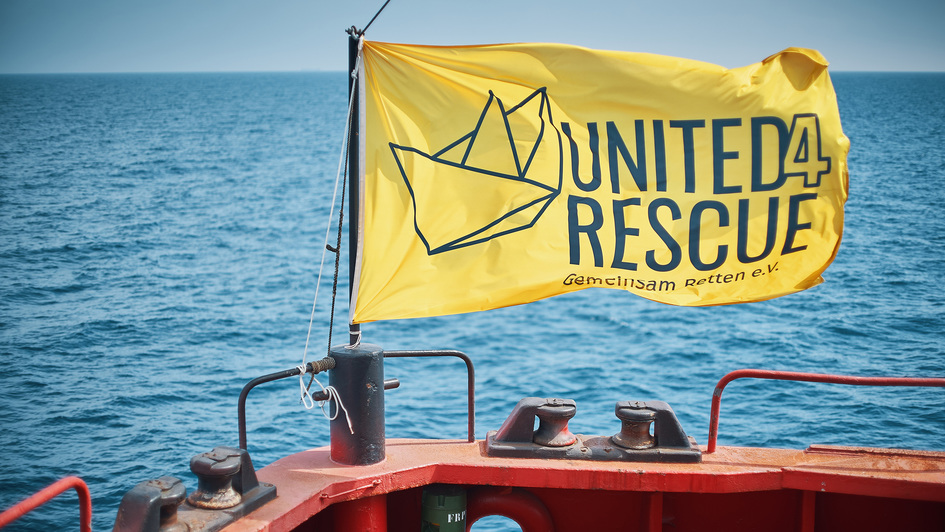 Flagge United4Rescue auf einem Schiff