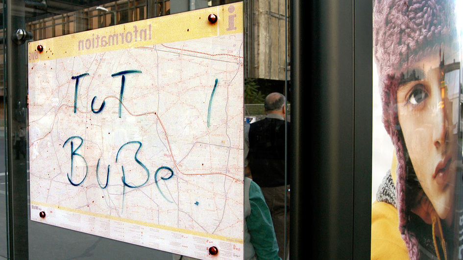 Graffiti „Tut Buße“ an einer Bushaltestelle Graffiti „Tut Buße“ an einer Bushaltestelle