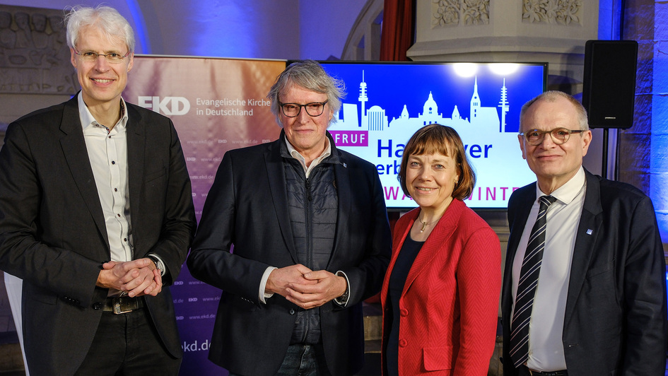 v.l.: Rainer Mueller-Brandes, Stadtsuperintendent Hannover; Friedhelm Feldkamp, Diakoniepastor Hannover; Kurschus und Lilie v.l.: Rainer Mueller-Brandes, Stadtsuperintendent Hannover; Friedhelm Feldkamp, Diakoniepastor Hannover; Kurschus und Lilie