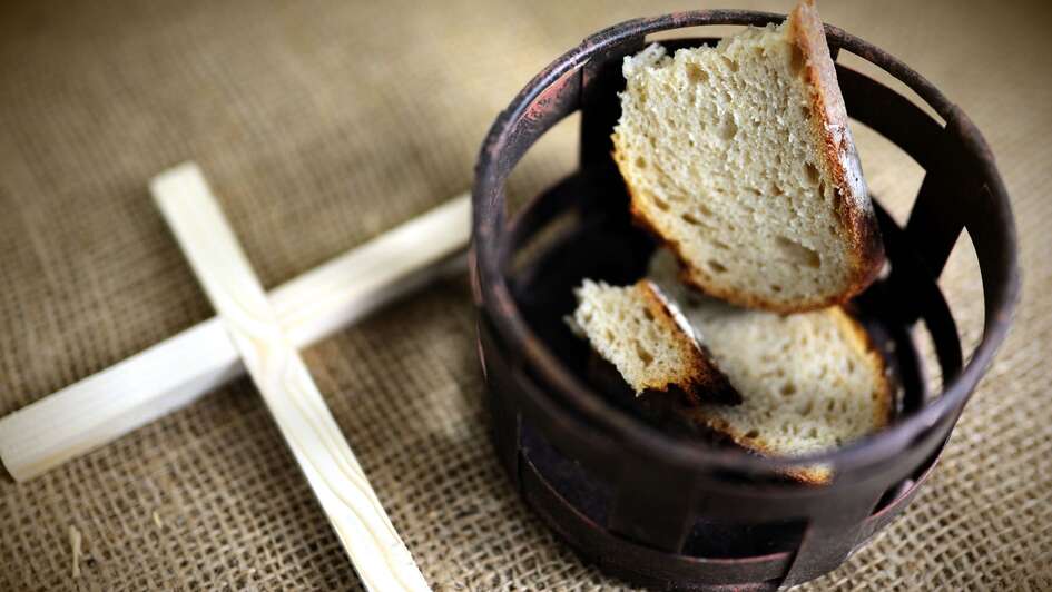 Ein Kreuz und eine Schale mit Weißbrot Ein Kreuz und eine Schale mit Weißbrot