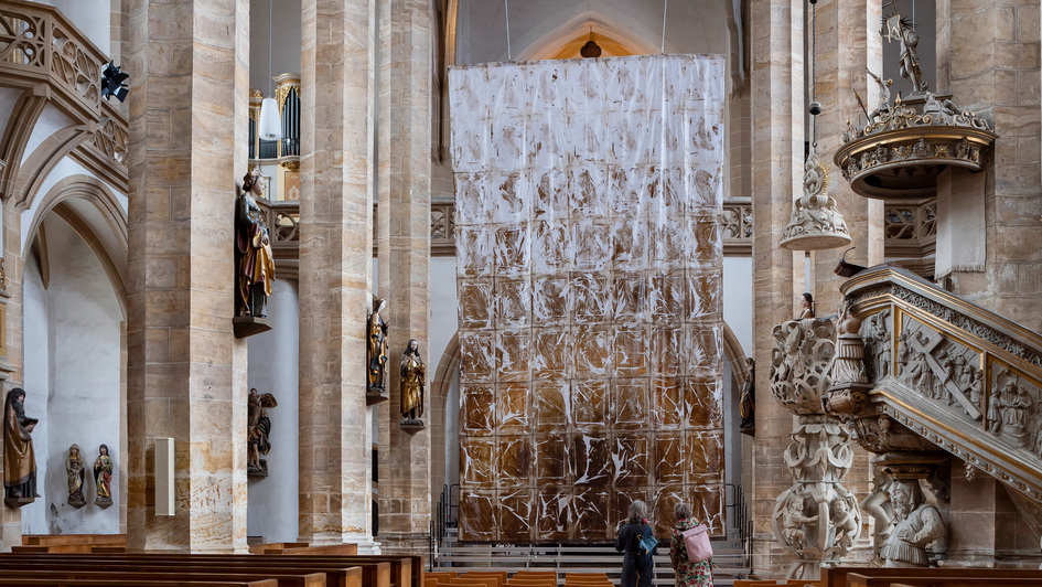 Seidenpapiervorhang vor dem Altar