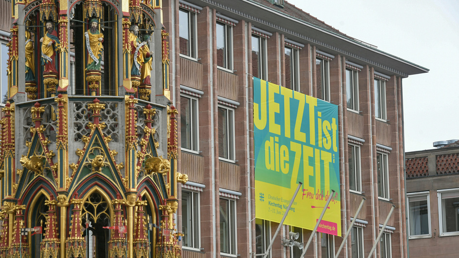 Rathaus in Nürnberg mit Plakat 'Jetzt ist die Zeit'