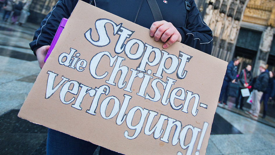 Schild mit der Aufschrift: Stoppt die Christenverfolgung