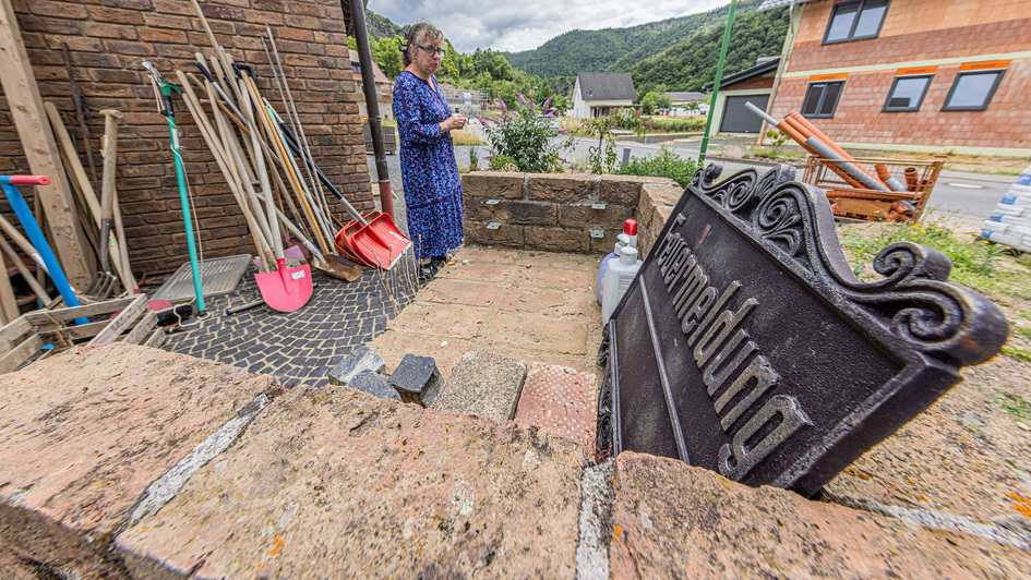 Gabi Gasper vor ihrem zerstörten Haus im Ahrtal