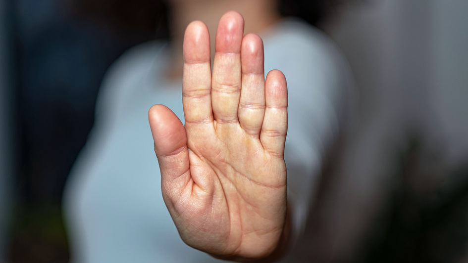 Abweisende Hand einer Frau Abweisende Hand einer Frau