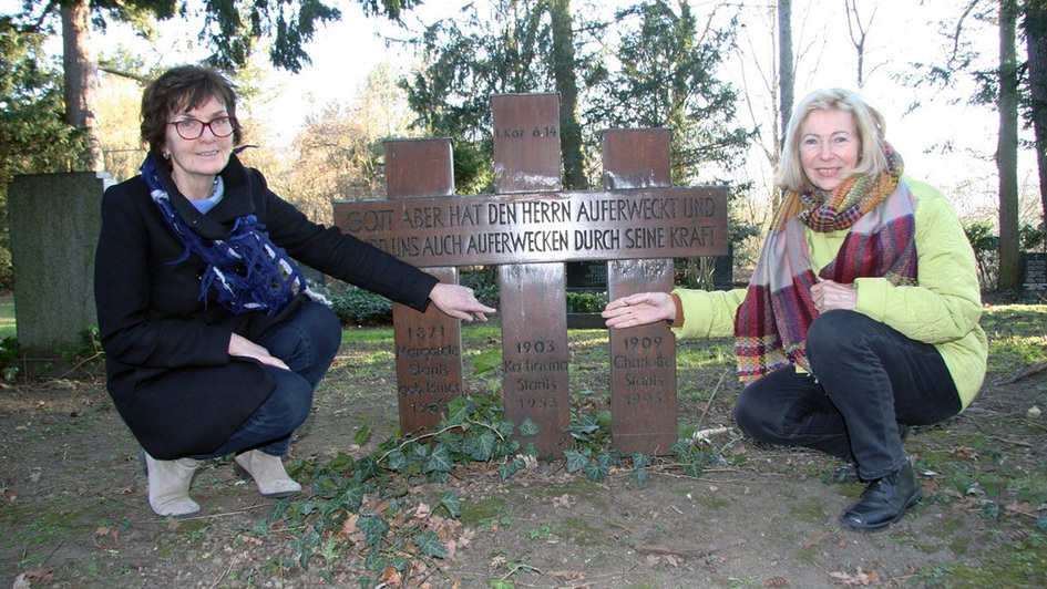 Grab mit Kreuz von Katharina Staritz, ihrer Schwester und ihrer Mutter in Frankfurt - Bockenheim