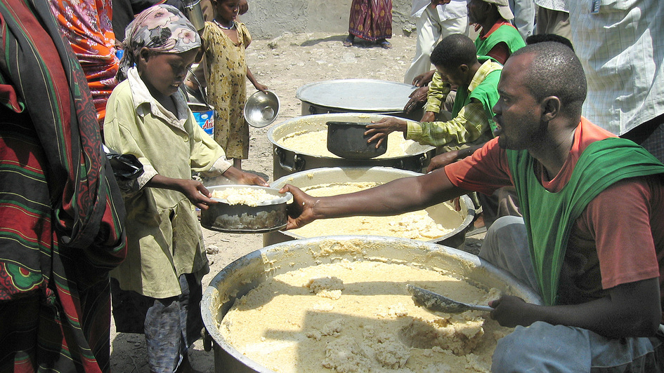 Essensausgabe an Hungernde in Afrika