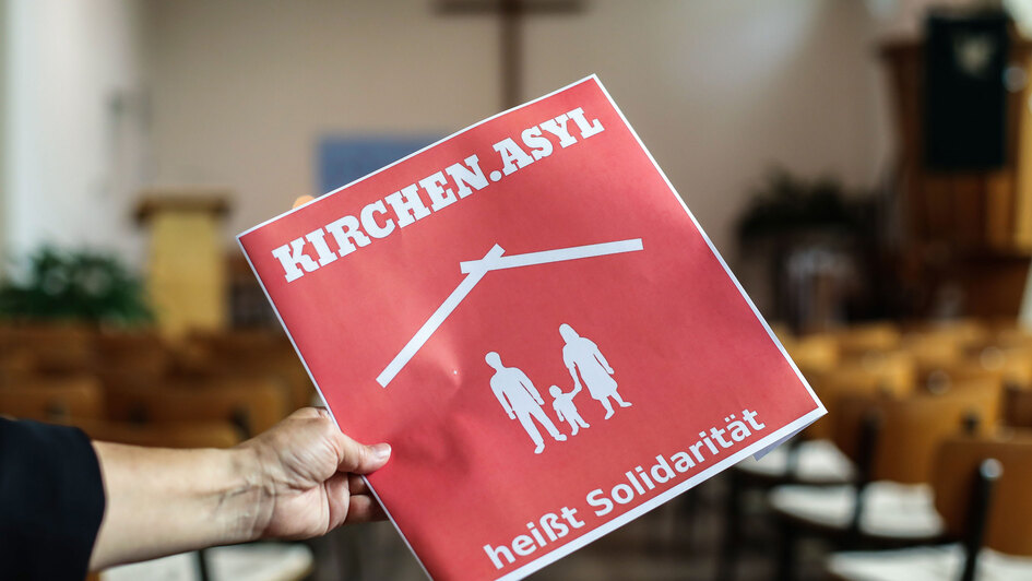 Schild „Kirchenasyl heißt Solidarität' Schild „Kirchenasyl heißt Solidarität'