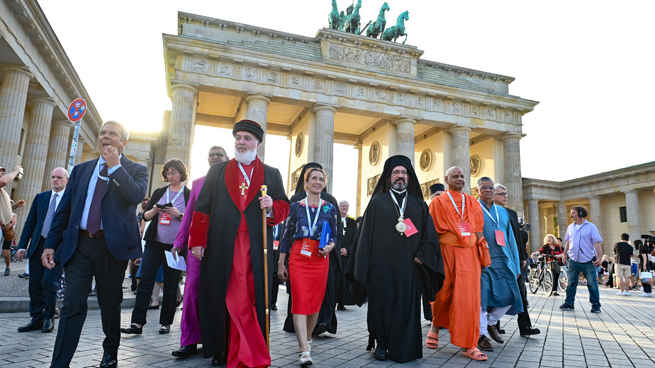 Hochrangige Vertreter der Weltreligionen bei der Schlusskundgebung am Dienstag (12.09.2023) des internationalen Friedenstreffs der katholischen Gemeinschaft Sant'Egidio am Brandenburger Tor in Berlin.