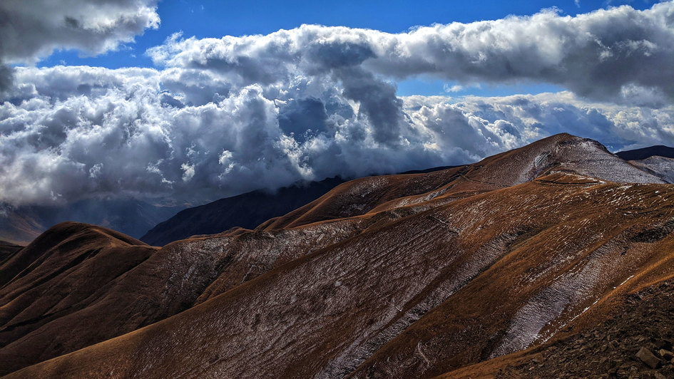 Bergkette mit Wolken in Berg-Karabach