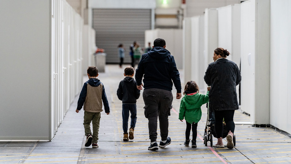 Flüchtlingsfamilie in einer Flüchtlingsunterkunft in der Messe Frankfurt