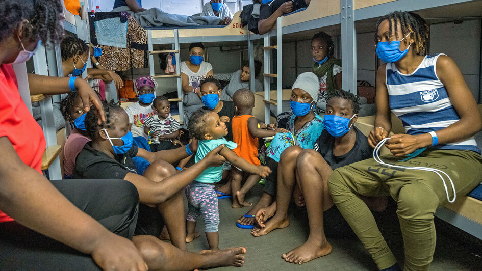 Frauen und KInder in einem geschützten Bereich der Sea Watch 4 Frauen und KInder in einem geschützten Bereich der Sea Watch 4