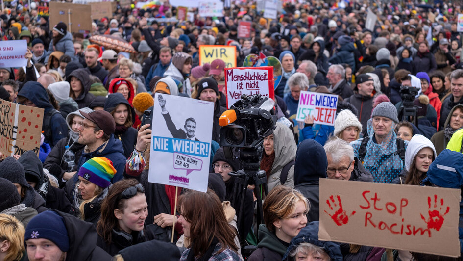 Erneut sind in Berlin mehrere zehntausend Menschen auf die Straße gegangen, um gegen ein Erstarken des Rechtsextremismus zu protestieren. Dazu aufgerufen hatte das Bündnis 'Hand in Hand - Jetzt solidarisch aktiv werden!'. Im Anschluss an eine Kundgebung a Erneut sind in Berlin mehrere zehntausend Menschen auf die Straße gegangen, um gegen ein Erstarken des Rechtsextremismus zu protestieren. Dazu aufgerufen hatte das Bündnis 'Hand in Hand - Jetzt solidarisch aktiv werden!'. Im Anschluss an eine Kundgebung a