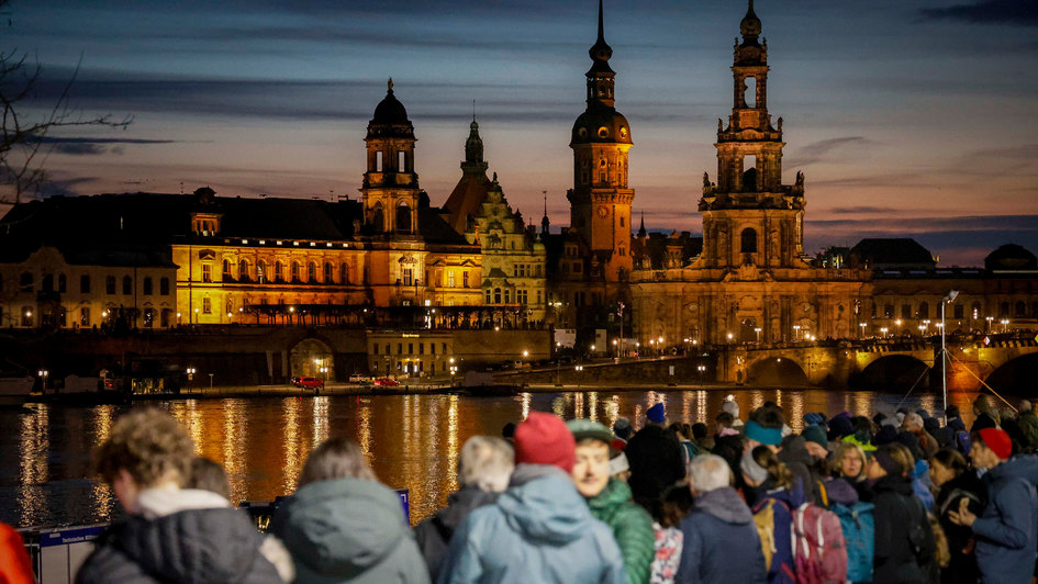 Menschenkette in Dresden gegen Rechtsextremismus