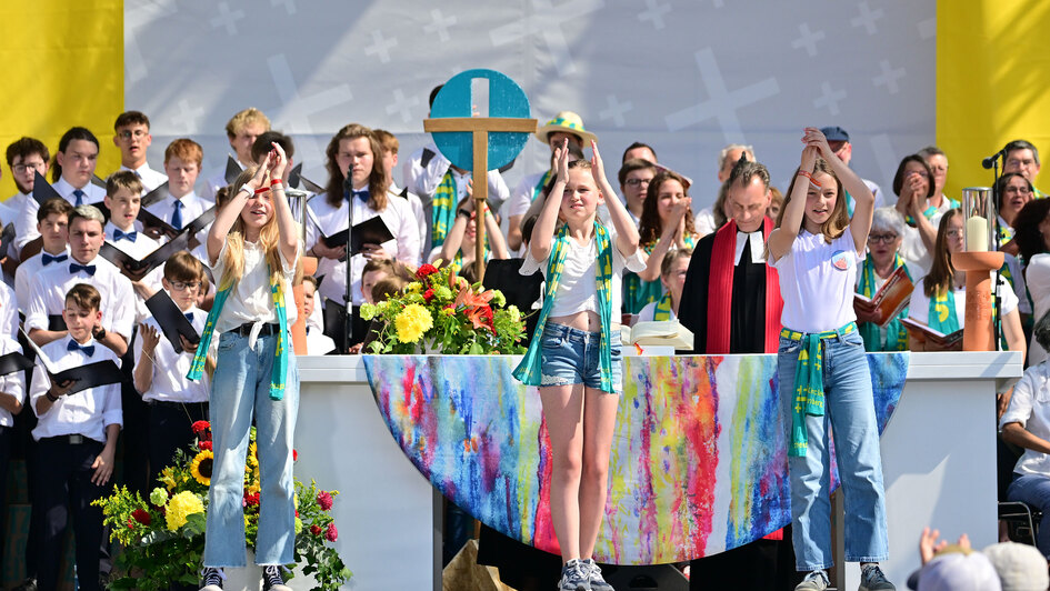 Jugendlich hinter einem Altar auf einem Kirchentag Jugendlich hinter einem Altar auf einem Kirchentag
