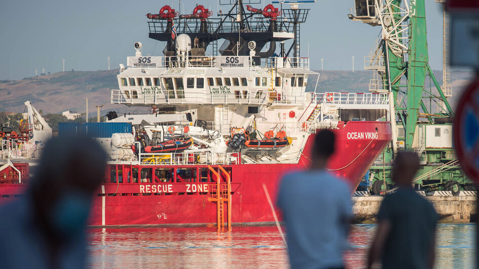 'Ocean Viking' im Hafen von Porto Empedocle, Sizlien 'Ocean Viking' im Hafen von Porto Empedocle, Sizlien