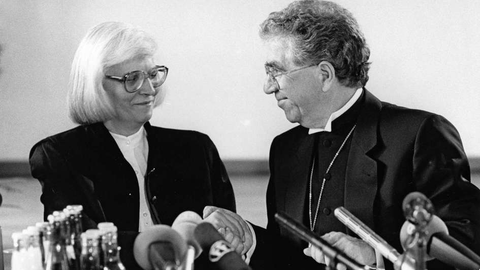 Rosemarie Cynkiewitz und Martin Kruse bei der ersten gesamtdeutschen Synode 1991