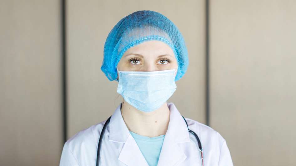 Krankenschwester mit medizinischer Gesichtsmaske