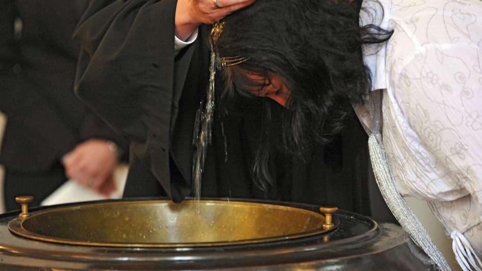 Eine Frau wird getauft in der Kreuzkirche in Hannover