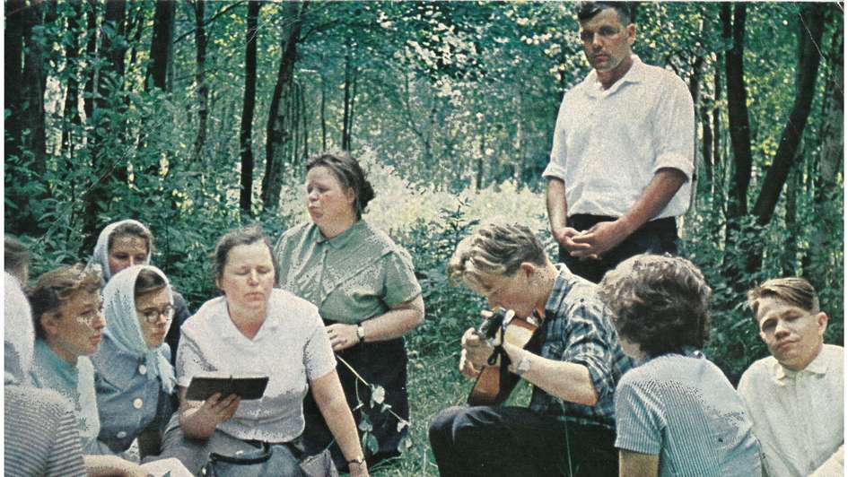 Russlanddeutsche feiern im Wald Gottesdienst Russlanddeutsche feiern im Wald Gottesdienst