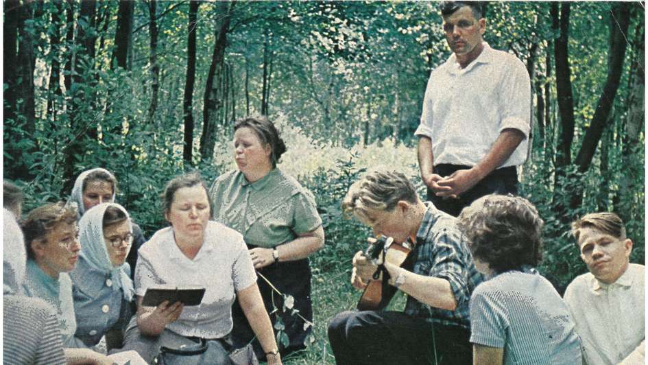 Russlanddeutsche feiern im Wald Gottesdienst