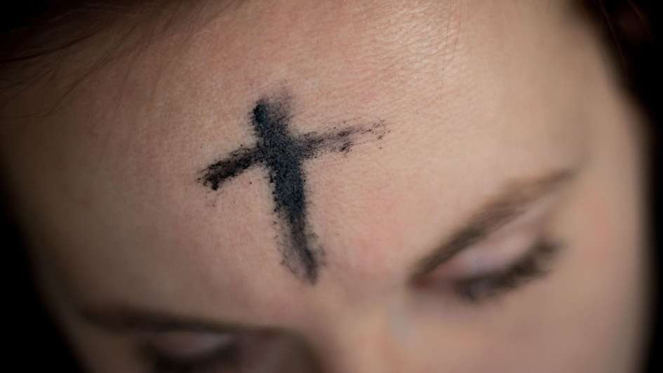 Ein Aschenkreuz auf der Stirn Ein Aschenkreuz auf der Stirn