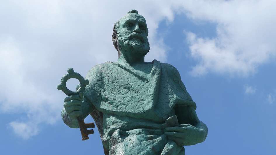 Statue des Heiligen Petrus mit Schlüssel in Makarska, Kroatien Statue des Heiligen Petrus mit Schlüssel in Makarska, Kroatien