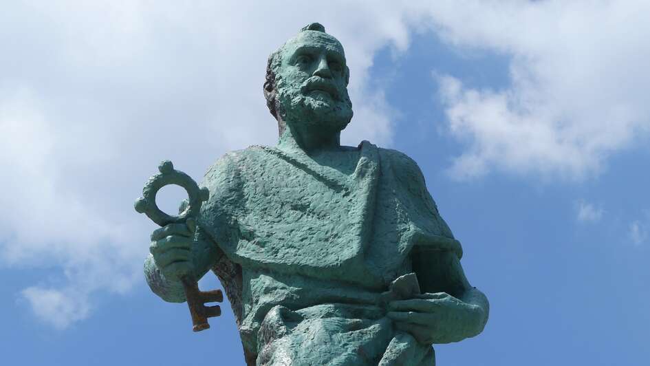 Statue des Heiligen Petrus mit Schlüssel in Makarska, Kroatien Statue des Heiligen Petrus mit Schlüssel in Makarska, Kroatien