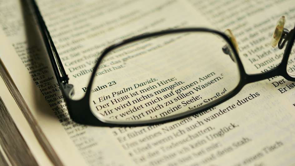 Eine BIbel, die beim Psalm 23 aufgeschlagen ist Eine BIbel, die beim Psalm 23 aufgeschlagen ist