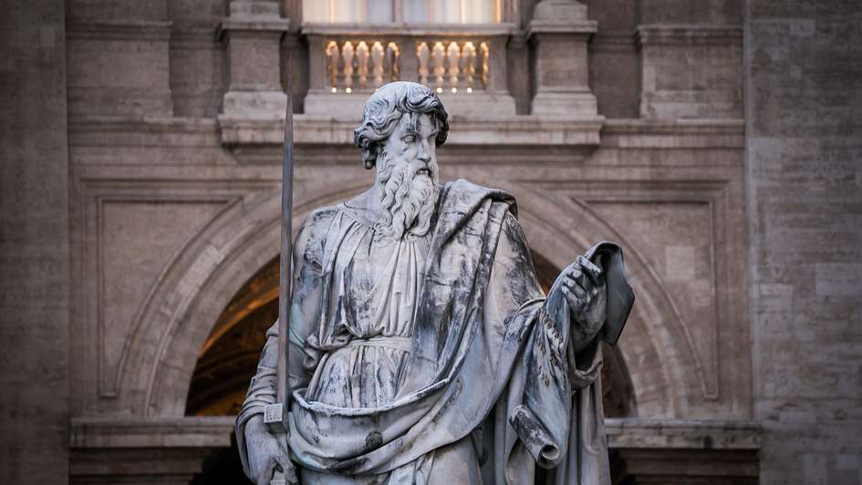 Statue des Heiligen Paulus auf dem Petersplatz in Rom