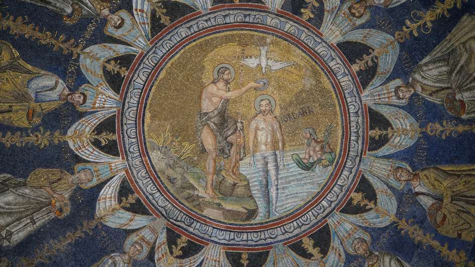 Johannes tauft Jesus: byzantinisches Deckenmosaik im Dom von Ravenna