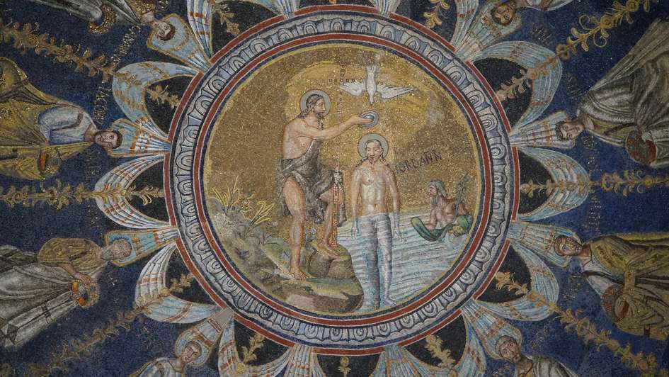 Johannes tauft Jesus: byzantinisches Deckenmosaik im Dom von Ravenna Johannes tauft Jesus: byzantinisches Deckenmosaik im Dom von Ravenna