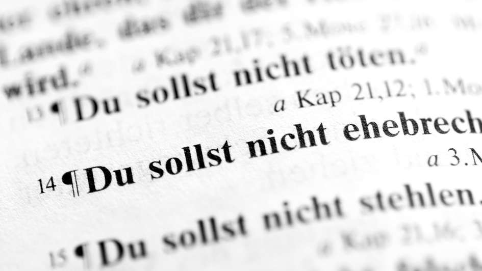 Ausschnitt der Zehn Gebote in der Bibel (2. Mose 20) Ausschnitt der Zehn Gebote in der Bibel (2. Mose 20)