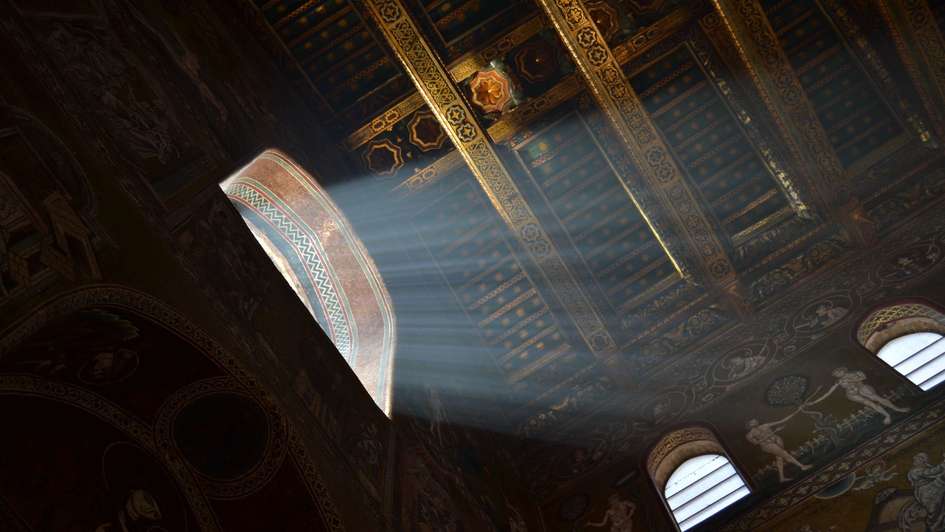 Licht fällt durch ein Fenster der Kathedrale von Monreale, Sizilien