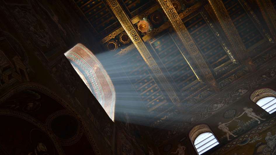 Licht fällt durch ein Fenster der Kathedrale von Monreale, Sizilien Licht fällt durch ein Fenster der Kathedrale von Monreale, Sizilien