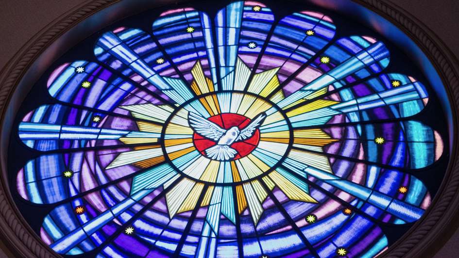 Kirchenfenster aus Buntglas zeigt eine Taube