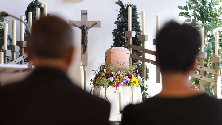 Eine evangelische Bestattungsfeier mit einer Urne Eine evangelische Bestattungsfeier mit einer Urne