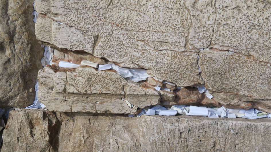 Die Klagemauer in Jerusalem: In ihre Fugen werden Gebete und Bitten gesteckt.