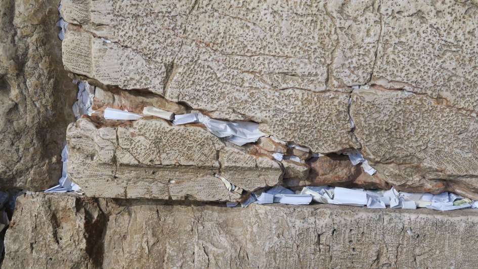 Die Klagemauer in Jerusalem: In ihre Fugen werden Gebete und Bitten gesteckt. Die Klagemauer in Jerusalem: In ihre Fugen werden Gebete und Bitten gesteckt.