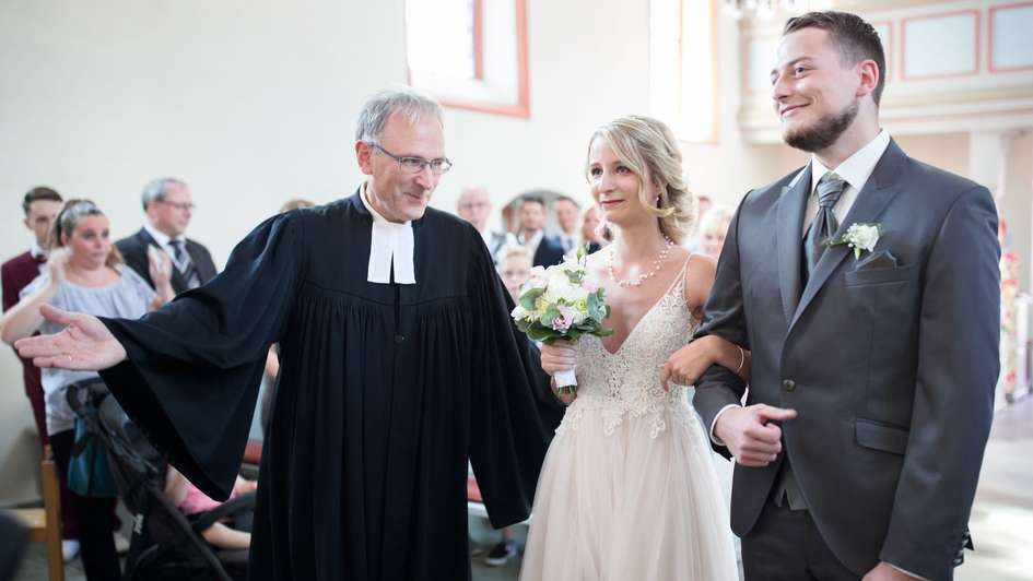 Ein Paar lässt sich in der evangelischen Kirche Ransbach-Baumbach (Westerwald) trauen